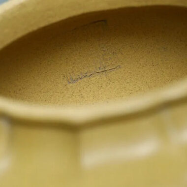 Yixing Zisha Teapot [Jin Wen Fanggu] (Huangjin Duan Ni – 260ml)