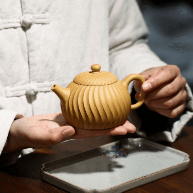 Yixing Zisha Teapot [Jinwen Wendan] (Huangjin Duan Ni – 230ml)