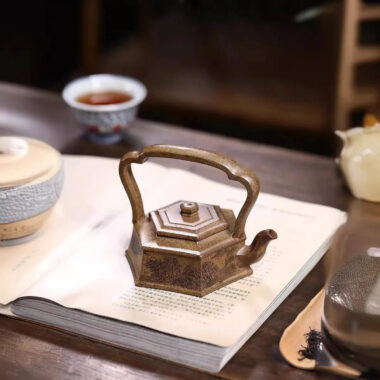 Yixing Zisha Teapot [Liufang Jushi] (Cheng Xiang Ni – 260ml)