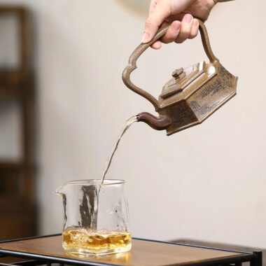 Yixing Zisha Teapot [Liufang Jushi] (Cheng Xiang Ni – 260ml)