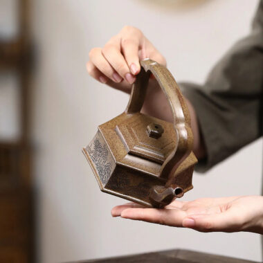 Yixing Zisha Teapot [Liufang Jushi] (Cheng Xiang Ni – 260ml)