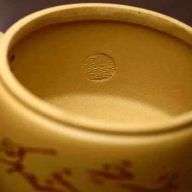Yixing Zisha Teapot [Niaoqu Hanwa] (Huangjin Duan Ni – 230ml)