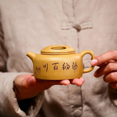 Yixing Zisha Teapot [Niu Gai Lianzi] (Huang Duan Ni – 220ml)