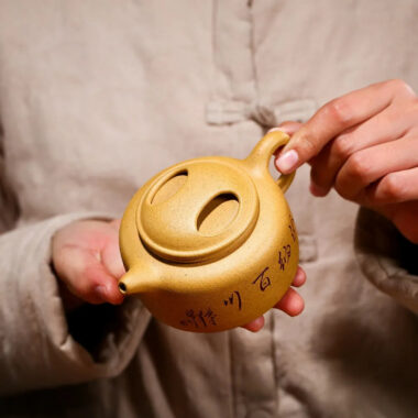 Yixing Zisha Teapot [Niu Gai Lianzi] (Huang Duan Ni – 220ml)