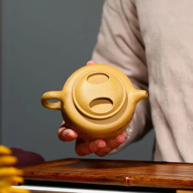 Yixing Zisha Teapot [Niu Gai Lianzi] (Huang Duan Ni – 220ml)