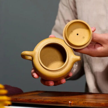Yixing Zisha Teapot [Niu Gai Lianzi] (Huang Duan Ni – 220ml)