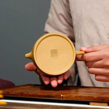 Yixing Zisha Teapot [Niu Gai Lianzi] (Huang Duan Ni – 220ml)