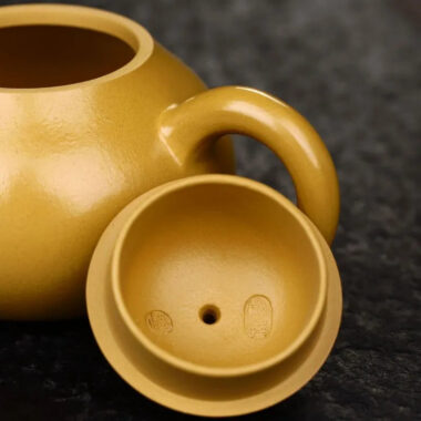 Yixing Zisha Teapot [Pear Pot] (Huangjin Zhu Ni – 110ml)