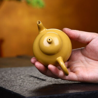 Yixing Zisha Teapot [Pear Pot] (Huangjin Zhu Ni – 110ml)