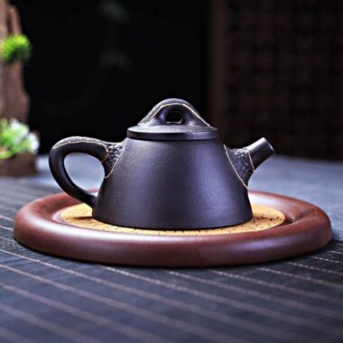 Yixing Zisha Teapot [Pine Needle Lord Shi Piao] (Hei Ni – 190ml)