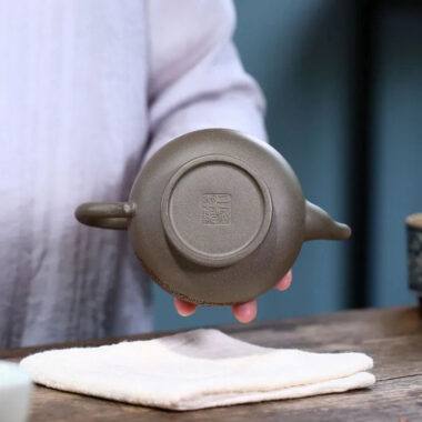Yixing Zisha Teapot [Shen Deng Yu Hu] (Xue Ke Qing Duan Ni – 310ml)