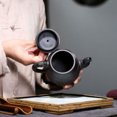 Yixing Zisha Teapot [Xiangrui] (Hei Ni – 420ml)