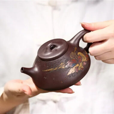 Full Handmade Yixing Zisha Shanshui Color Painted Teapot [Ziye Shi Piao] (Lao Zi Ni – 300ml)