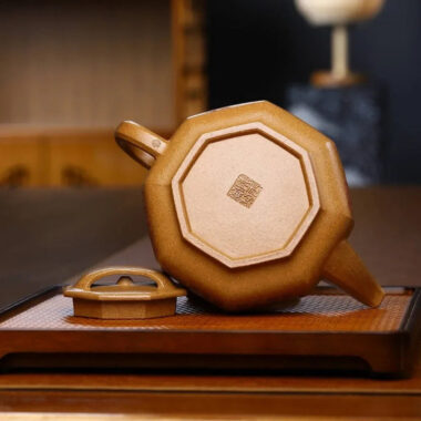 Full Handmade Yixing Zisha Teapot [Bafang Niu Gai Pot] (Wucai Lao Duan Ni – 650ml)