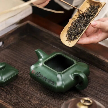Full Handmade Yixing Zisha Teapot [Fu Yun Wan Jia] (Feicui Lu Ni – 450ml)