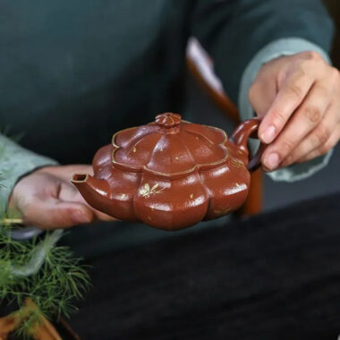 Full Handmade Yixing Zisha Teapot [Hua Fei Die Wu] (Jin Jiang Po Ni – 250ml)