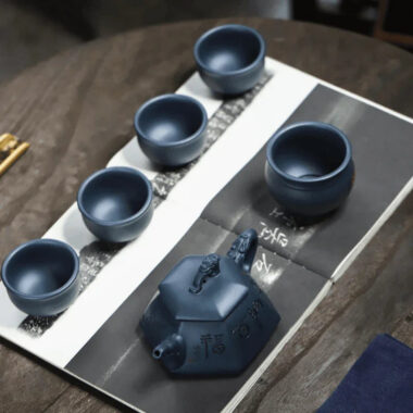 Full Handmade Yixing Zisha Teapot [Huna Baifu] 1 Pot 5 Cups Set (Tian Qing Ni – 320ml)