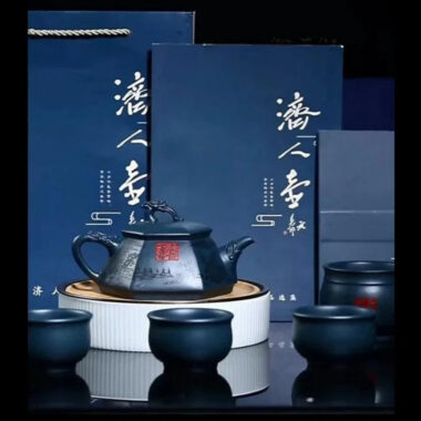 Full Handmade Yixing Zisha Teapot [Huna Baifu] 1 Pot 5 Cups Set (Tian Qing Ni – 320ml)