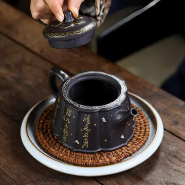 Full Handmade Yixing Zisha Teapot [Jin Ling Hua] (Hei Luolan – 350ml)