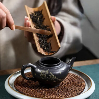 Full Handmade Yixing Zisha Teapot [Jixiang Xiao Ying] (Hei Luolan – 120ml)