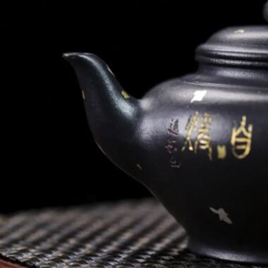 Full Handmade Yixing Zisha Teapot [Jixiang Xiao Ying] (Hei Luolan – 120ml)