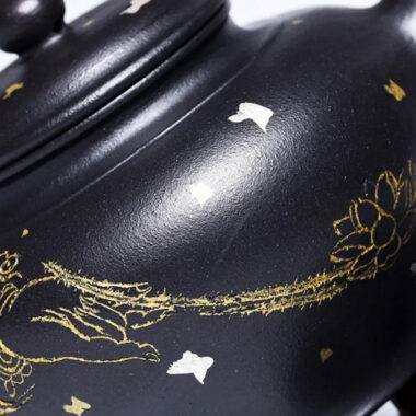 Full Handmade Yixing Zisha Teapot [Jixiang Xiao Ying] (Hei Luolan – 120ml)