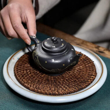 Full Handmade Yixing Zisha Teapot [Jixiang Xiao Ying] (Hei Luolan – 120ml)