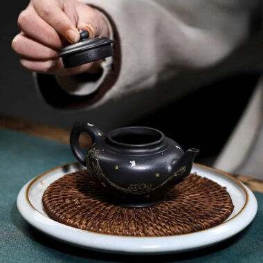 Full Handmade Yixing Zisha Teapot [Jixiang Xiao Ying] (Hei Luolan – 120ml)