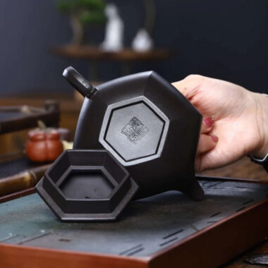 Full Handmade Yixing Zisha Teapot [Liufang Fanggu Pot] (Shi Huang – 280ml)