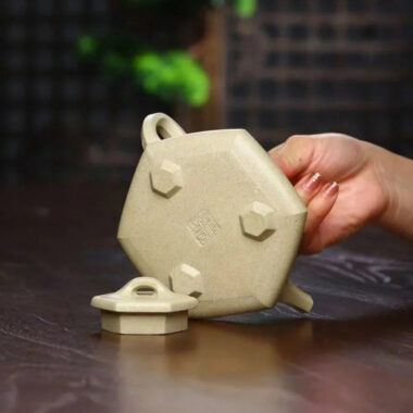 Full Handmade Yixing Zisha Teapot [Liufang Ziye Shi Piao Pot] (Bensan Lu Ni – 300ml)