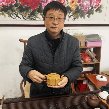 Full Handmade Yixing Zisha Teapot [Qianqian Junzi] (Lao Duan Ni – 210ml)