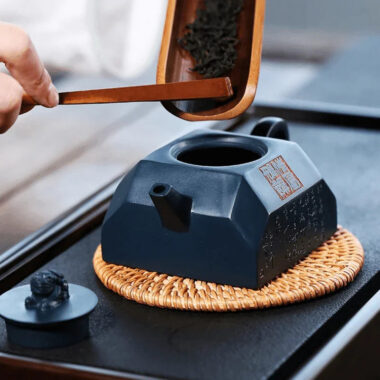Full Handmade Yixing Zisha Teapot [Qingfeng Zhu Ying] (Tian Qing Ni – 240ml)