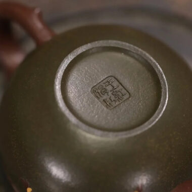 Full Handmade Yixing Zisha Teapot [Squirrel Grape Pot] (Lu Ni/Hong Ni – 170ml)