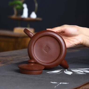 Full Handmade Yixing Zisha Teapot [Tianxia Liangcang Pot] (Zao Hong Ni – 400ml)