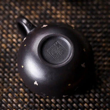 Full Handmade Yixing Zisha Teapot [Xixin Xishi] (Hei Luolan – 220ml)