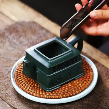 Full Handmade Yixing Zisha Teapot [Yin Zhi Qingxin] (Feicui Lu Ni – 300ml)