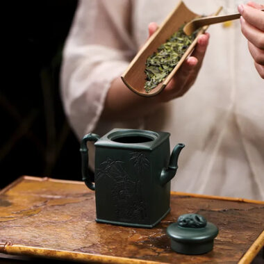 Full Handmade Yixing Zisha Teapot [Yun Qi Zhu Jing] (Feicui Lu Ni – 200ml)