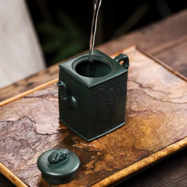 Full Handmade Yixing Zisha Teapot [Yun Qi Zhu Jing] (Feicui Lu Ni – 200ml)