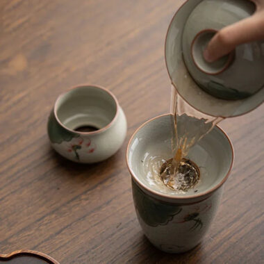 Ge Kiln Hand-painted Ice Crackle Ceramic [Lotus] Fair Cup / Strainer