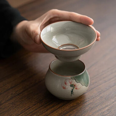 Ge Kiln Hand-painted Ice Crackle Ceramic [Lotus] Fair Cup / Strainer