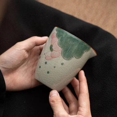 Ge Kiln Hand-painted Ice Crackle Ceramic [Lotus] Fair Cup / Strainer
