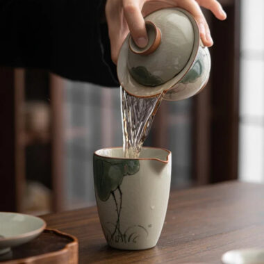 Ge Kiln Hand-painted Ice Crackle Ceramic [Lotus] Fair Cup / Strainer