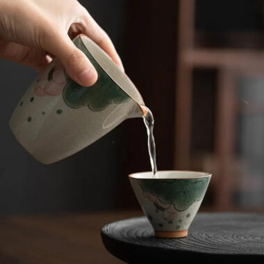 Ge Kiln Hand-painted Ice Crackle Ceramic [Lotus] Fair Cup / Strainer
