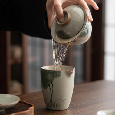 Ge Kiln Hand-painted Ice Crackle Ceramic [Lotus] Fair Cup / Strainer