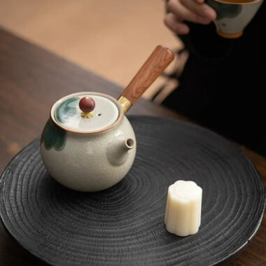 Ge Kiln Hand-painted Ice Crackle Ceramic [Lotus] Side Handle Teapot 250ml