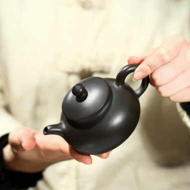 Yixing Zisha Teapot [Han Bian] (Hei Zhu Ni – 190ml)