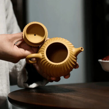 Yixing Zisha Teapot [Jinwen Wendan] (Huangjin Duan Ni – 230ml)