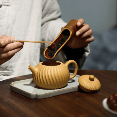 Yixing Zisha Teapot [Jinwen Wendan] (Huangjin Duan Ni – 230ml)