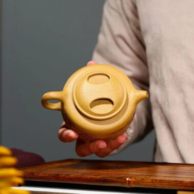 Yixing Zisha Teapot [Niu Gai Lianzi] (Huang Duan Ni – 220ml)