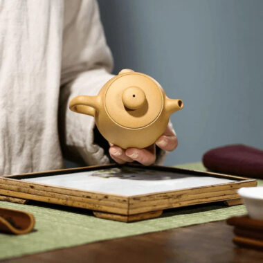 Yixing Zisha Teapot [Three Legs Tripod] (Huangjin Duan Ni – 190ml)